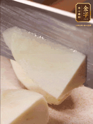 茭白去殼，底部一層老皮刨掉，切成滾刀塊