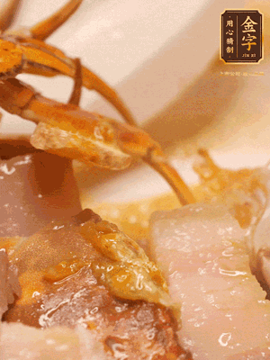 顏色變紅時(shí)，放蔥結(jié)、姜片煸香，再放咸肉、茭白、毛豆翻炒