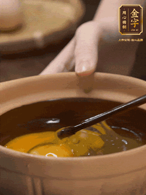 雞蛋打入砂鍋，充分打勻，1.5倍的溫水加一勺鹽，倒入蛋液中，攪拌均勻后用勺子舀去表面浮沫