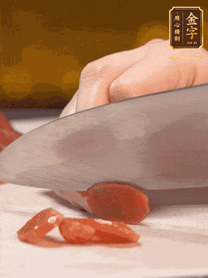 臘腸下水煮10分鐘，切薄片