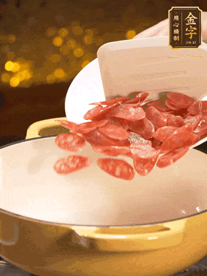 鍋里放油，香腸煸炒出多余的油脂，然后放小米辣