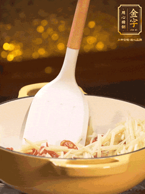 再放嫩姜絲，翻炒出姜絲的辣味