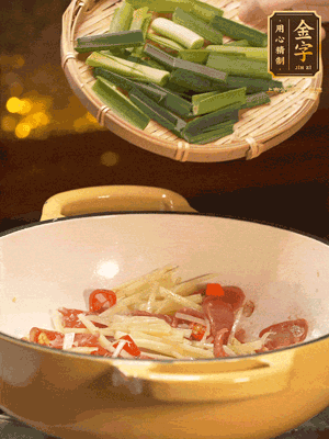 接著放蒜葉，來(lái)一點(diǎn)鹽，一點(diǎn)醬油調(diào)味翻勻