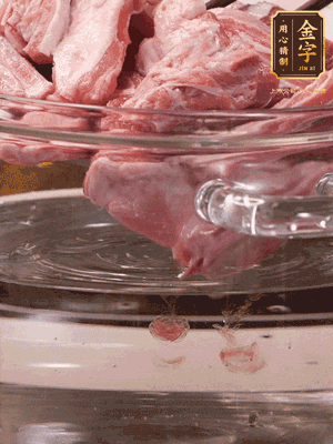 羊排清水洗凈，冷水浸泡30分鐘-2個小時，去除血沫。冷水下鍋，小火加熱析出血水后洗凈備用