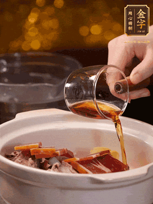 羊排、火腿、姜片一起入砂鍋，大火煮到沸騰