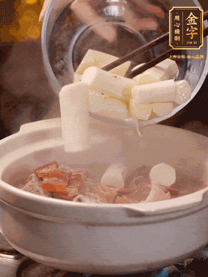 轉(zhuǎn)小火煮1個小時，再放入山藥煮30分鐘，最后加紅棗、枸杞