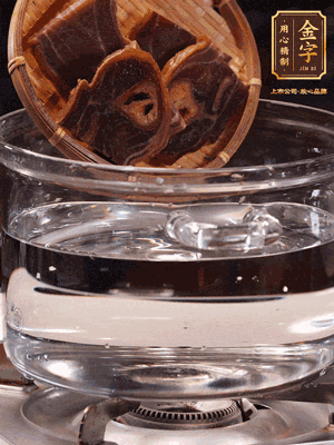 火腿蹄片，冷水下鍋，加蔥姜、料酒焯水