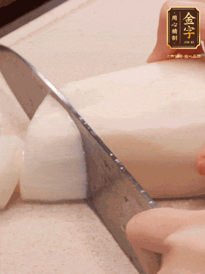 蘿卜削皮，切成滾刀塊