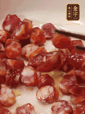 砂鍋熱油，下姜絲、香腸煸香