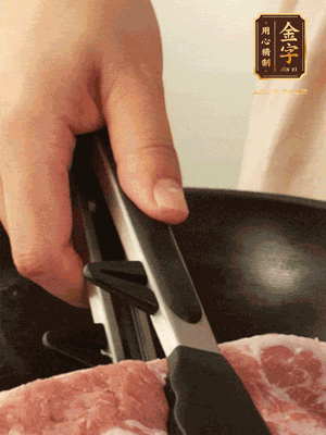 大塊五花肉皮面朝下，烙2-3分鐘