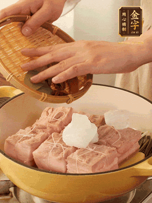 五花肉皮朝下，桂皮、八角、香葉、冰糖、生抽、花雕酒