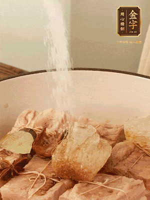 加水沒過，大火煮開轉(zhuǎn)小火慢燉2小時(shí)，煮到收汁