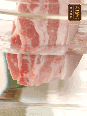 大塊豬五花冷水下鍋，蔥、姜、花雕酒焯水