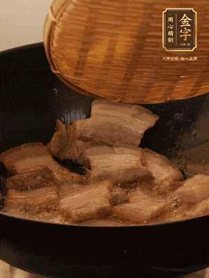 鍋中少油，翻炒五花肉