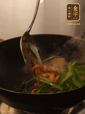 黃豆醬、鹽、糖調(diào)味，淋一圈花雕酒，蒜白先下，蒜葉后下