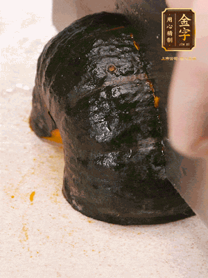 貝貝南瓜去皮，切成小塊。姜切絲