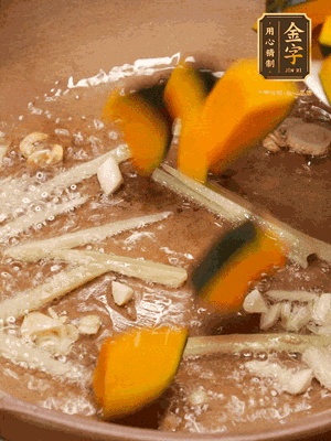 砂鍋倒一層底油，蒜粒、姜絲炒香后，再下南瓜翻炒30秒