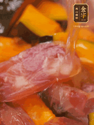 下香腸，倒沒過南瓜的水，加1/2勺鹽、1/2勺白糖、1勺蠔油燜8分鐘