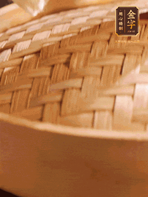 將香腸、醬油肉、臘肉放入蒸容蒸20分鐘