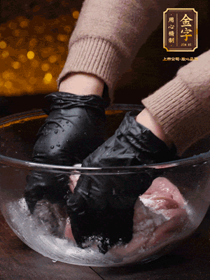 豬肚放入面粉、鹽、白酒，反復(fù)揉搓（重復(fù)3遍），洗掉表面的黏液。再把豬肚翻過來，剪去油脂，一樣反復(fù)揉搓干凈