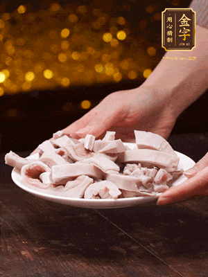 豬肚冷水下鍋，姜蔥料酒去腥，水開煮5分鐘，撈出，切小塊。