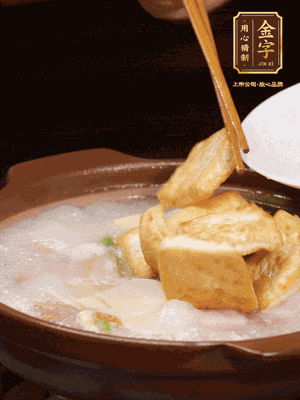 倒入開水大火煮開，轉(zhuǎn)中小火放咸肉，放一點點糖、味精慢燉10分鐘
