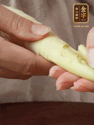 春筍沿著外皮豎著淺劃一刀，剝下外殼，切掉尾部的老根，切滾刀塊。（這個時候的春筍最為鮮嫩脆爽，不需要焯水去除澀味）