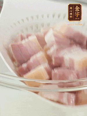 金字淡咸肉、排骨分別加料酒、蔥、姜冷水下鍋焯水，水開撇去浮沫撈出。