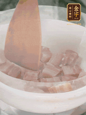 砂鍋內(nèi)咸肉微微煸出香味，再倒入開水。放排骨滾開后轉(zhuǎn)中小火篤30分鐘。（水盡量一次加足，以免中途加水沖淡鮮味。這一步是湯底濃白的關(guān)鍵）