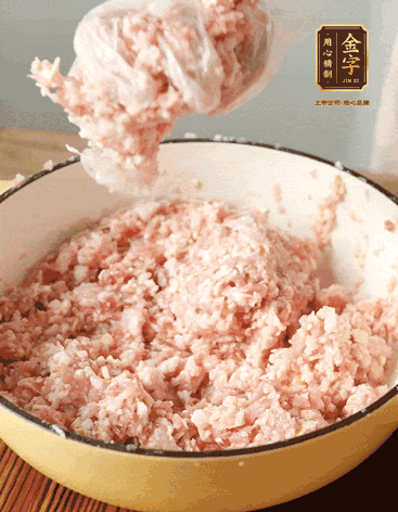 肉丁、咸肉丁、一丟丟鹽、料酒拌勻，反復(fù)摔打上勁。接著加入1兩蔥姜水，反復(fù)拌勻摔打上勁。前后共加3遍。3遍后筍丁，接著反復(fù)摔打上勁。最后加入1個(gè)蛋清、3茶匙生粉拌勻摔打上勁