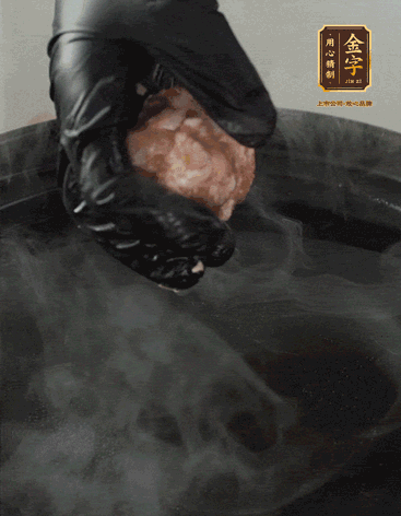 獅子頭摔打至圓潤(rùn)牢固，等水煮開(kāi)后，放獅子頭