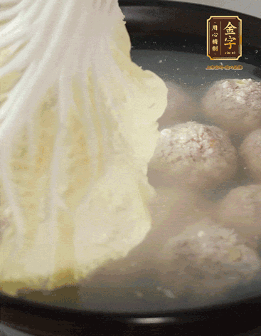 等獅子頭浮起來(lái)時(shí)再加白菜蓋。小火慢燉2小時(shí)