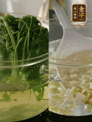 春筍切丁焯水；薺菜加鹽焯水，過涼水后切成細末