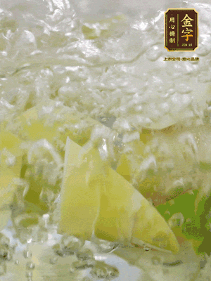 春筍沿著外皮豎著淺劃一刀，剝下外殼，切掉尾部的老根，切滾刀塊。簡單焯水去澀味。