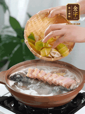 倒開水燉煮后轉(zhuǎn)移入砂鍋，淋料酒去腥、加少許鹽調(diào)味，再依次加咸肉、春筍燉煮15分鐘。