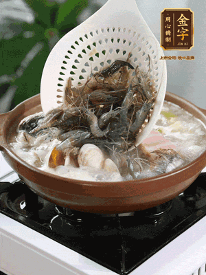 最后加一把蛤蜊、一把河蝦燜2分鐘，放一點(diǎn)白胡椒粉調(diào)味，撒上蔥花點(diǎn)綴！