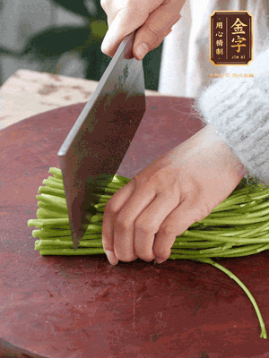 正嫩的藜蒿，掐頭去除根部，切小段