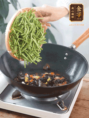 熱油煸香蒜末、姜粒、小米辣，再下臘肉煸炒出香味