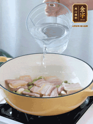 倒入熱水，加絲瓜、腐竹
