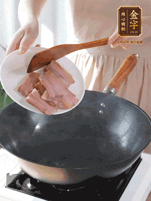 豬油熱鍋，下咸肉煸香，再下蔥姜提鮮