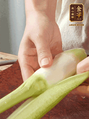 茭白去皮切絲，下鍋稍稍汆燙一下瀝干。