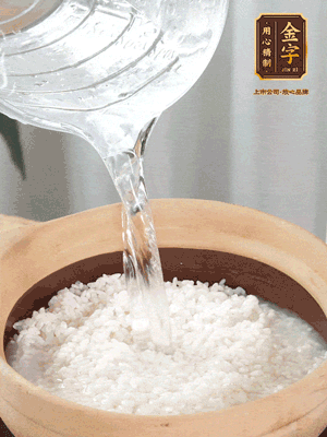 倒入浸泡30分鐘的米，中火煮開后轉(zhuǎn)小火。