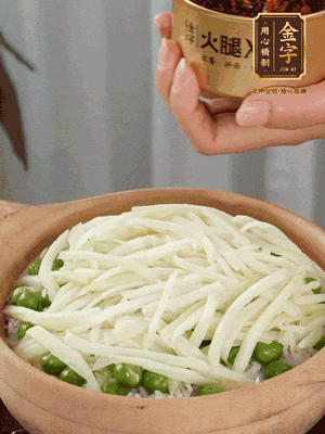 到水微干，放上豌豆、茭白絲。
