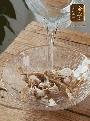 筍干提前泡發(fā)1晚切段，冬瓜去皮切塊。