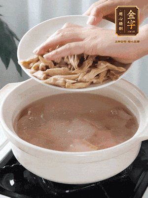 再下筍干段，加水、少許黃酒中火燉煮15分鐘。