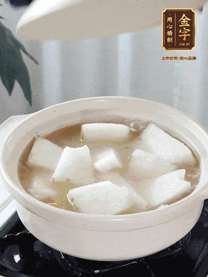 最后下冬瓜繼續(xù)燉煮10分鐘，撒上蔥花點(diǎn)綴。