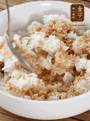 隔夜米飯加入生抽、芝麻油攪拌均勻