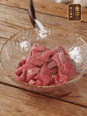 牛肉切丁，加黑胡椒海鹽、橄欖油腌10分鐘