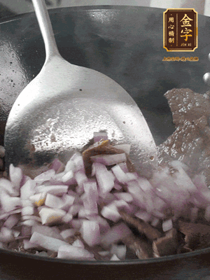 橄欖油熱鍋，牛肉丁炒至焦香狀態(tài)，下洋蔥丁翻炒出香味