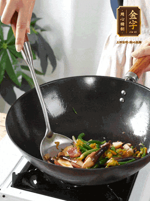 煸香蒜末，下香腸翻炒均勻，再依次下雞縱菌、黃瓜花